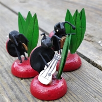 mariehøns musikkere strenginstrument røde med  sorte prikker på rød sokkel og grønne blade